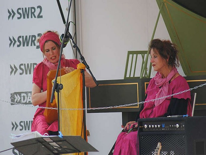 Rosenmärchen und Rosenlieder aus den Karawanserails des Orients mit orientalischer Küche werden von Nana Avingarde und Susanna Rosea vorgetragen.